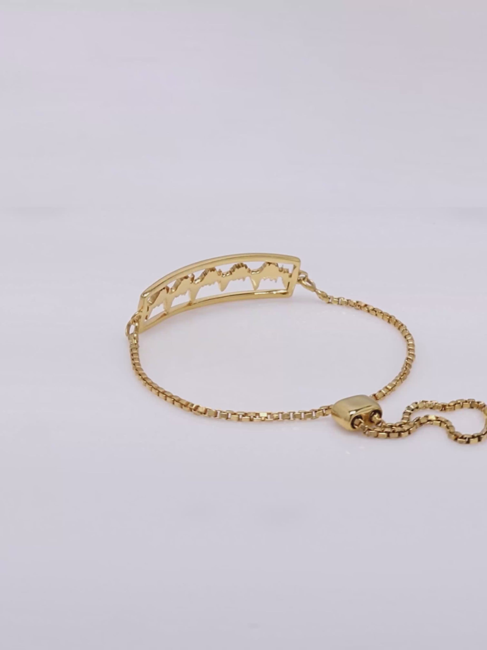 360-degree video of Lubb-Dupp link bracelet showcasing a gold heartbeat design, elegant and personalized for special moments.